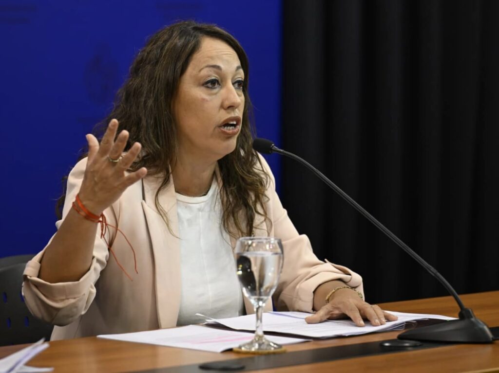 Fernanda Cardona evitó hablar de cambios de precios de combustibles