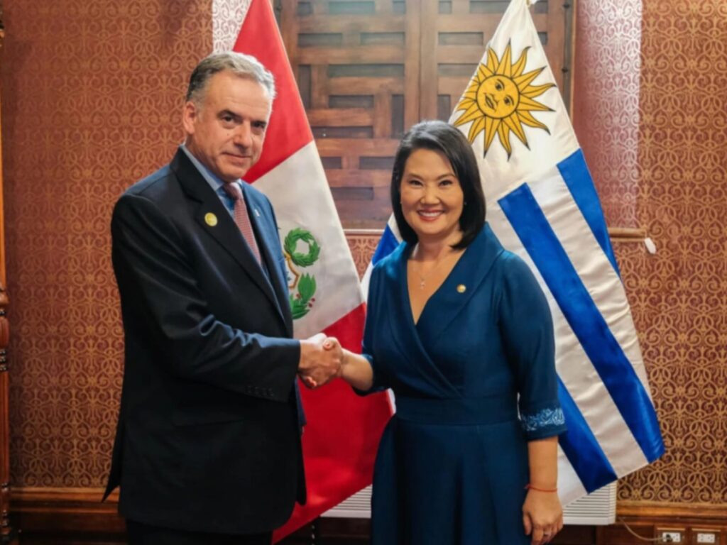Yamandú Orsi participó en la asunción presidencial de Keijo Fujimori