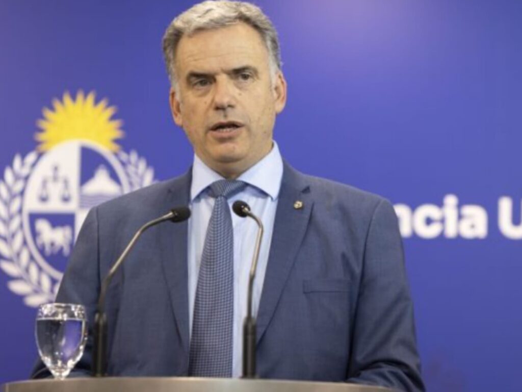 El presidente Orsi solicitó al Parlamento Nacional autorización para salir del país