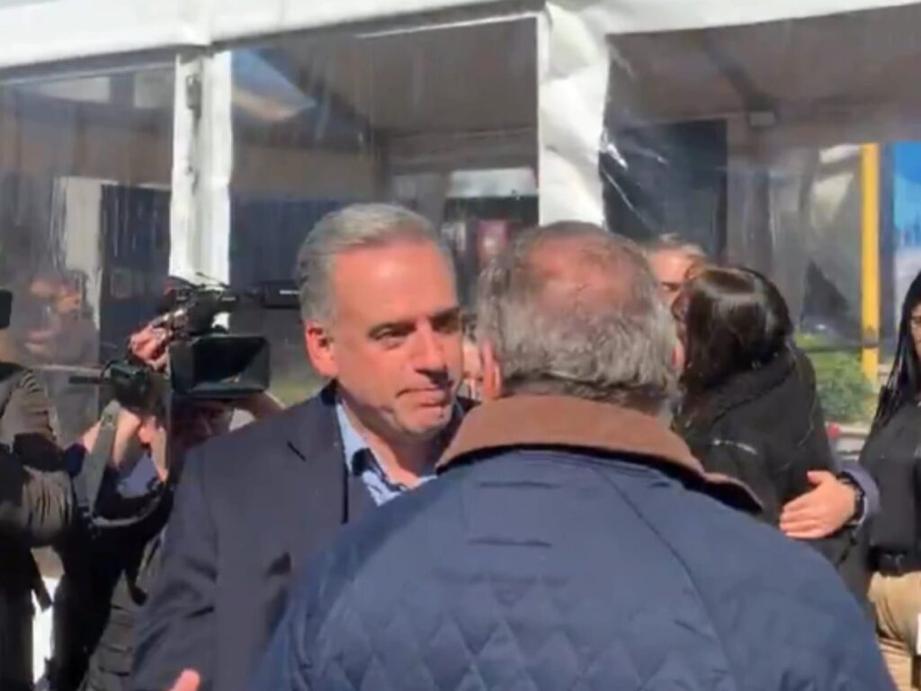 El saludo entre Yamandú Orsi y Alvaro Delgado en la Rural del Prado