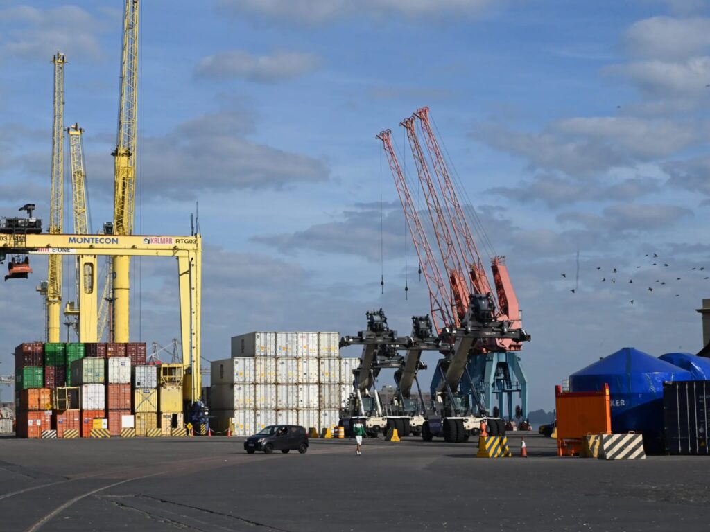 El Gobierno presiona para solucionar el conflicto en el Puerto de Montevideo