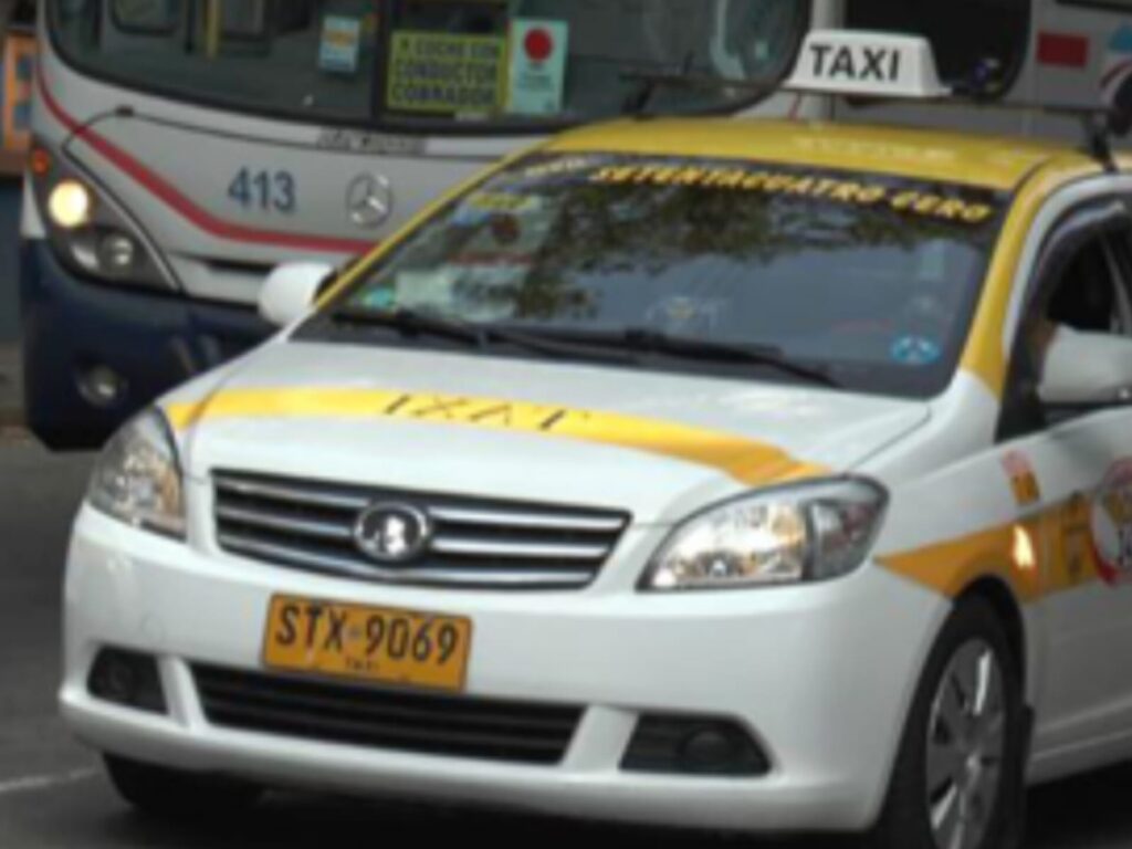La tarifa de los taxímetros aumentó 7.8% en todo el país
