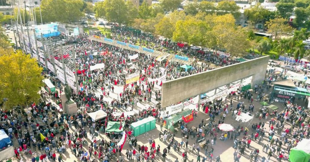 Acto del 1 de Mayo con reclamos, propuestas, convocatoria a Congreso e irrupción