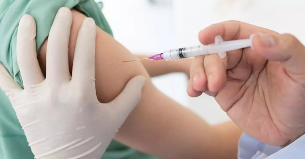 Dosis de refuerzo de COVID se puede aplicar junto a la vacuna antigripal