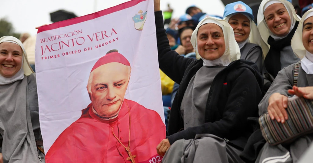 Beatificación de Jacinto Vera en la tribuna olímpica del Estadio Centenario