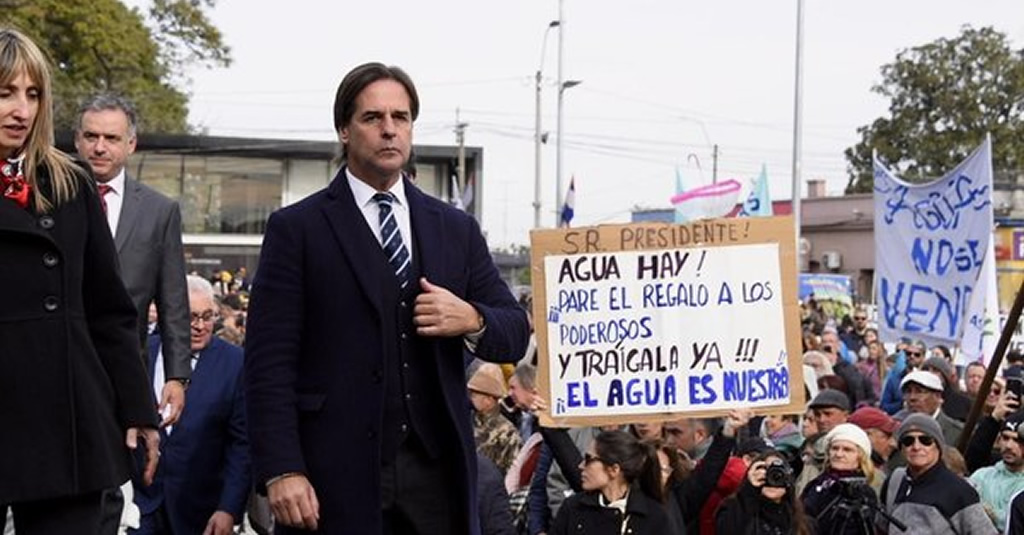A Lacalle Pou lo recibieron con duras protestas en El Sauce por la crisis del agua